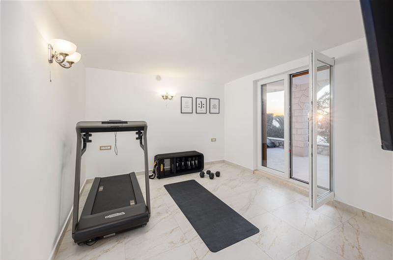 5 bedroom beachfront villa with pool on Ciova Island, Trogir, sleeps 12