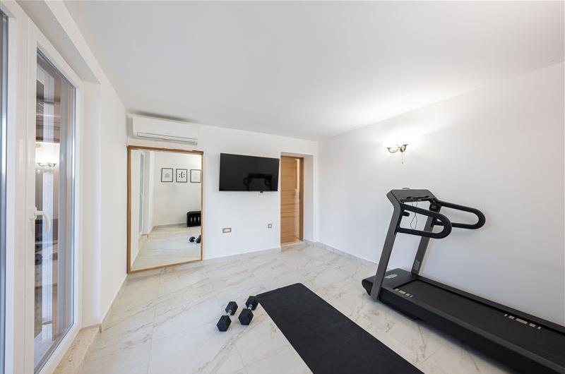 5 bedroom beachfront villa with pool on Ciova Island, Trogir, sleeps 12