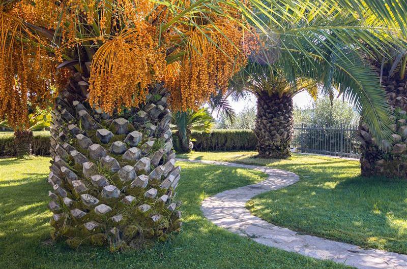 5 bedroom beachfront villa with pool on Ciova Island, Trogir, sleeps 12
