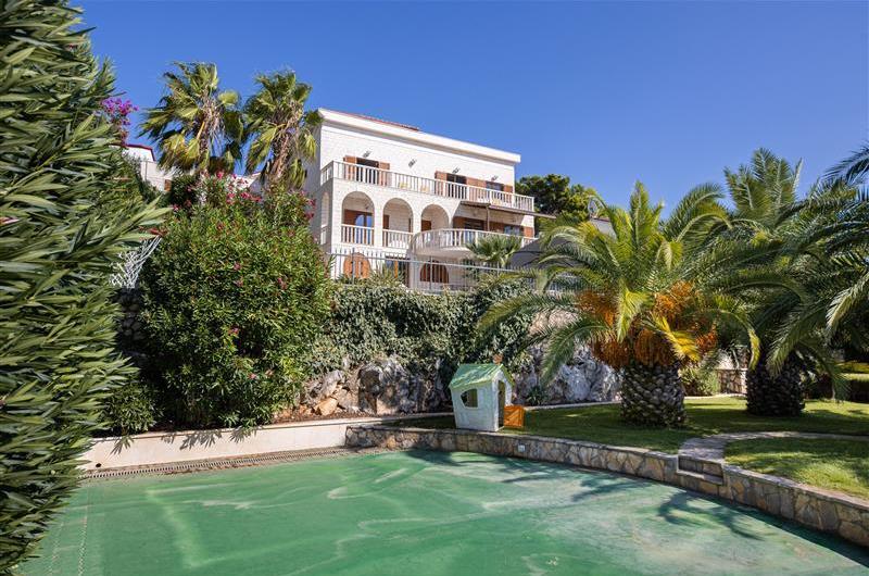 5 bedroom beachfront villa with pool on Ciova Island, Trogir, sleeps 12