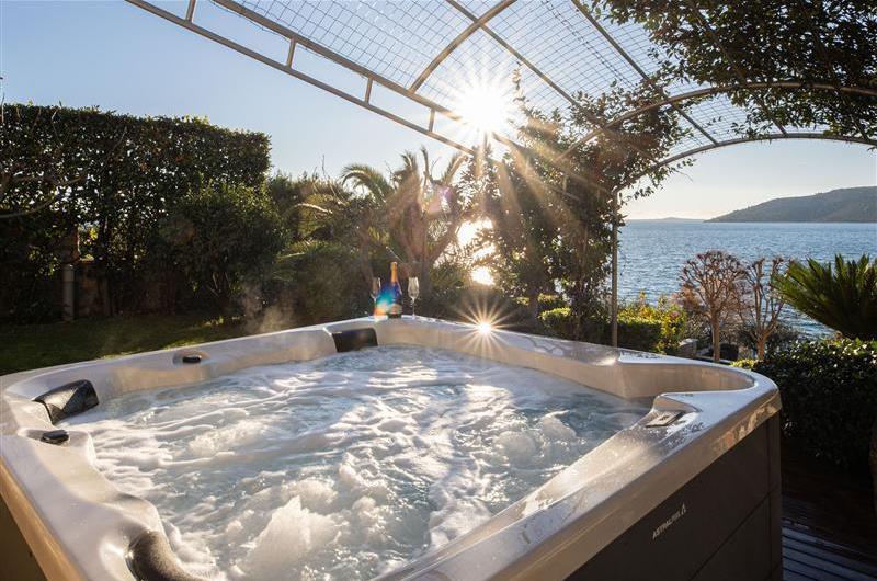 5 bedroom beachfront villa with pool on Ciova Island, Trogir, sleeps 12