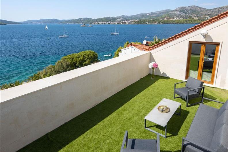 5 bedroom beachfront villa with pool on Ciova Island, Trogir, sleeps 12