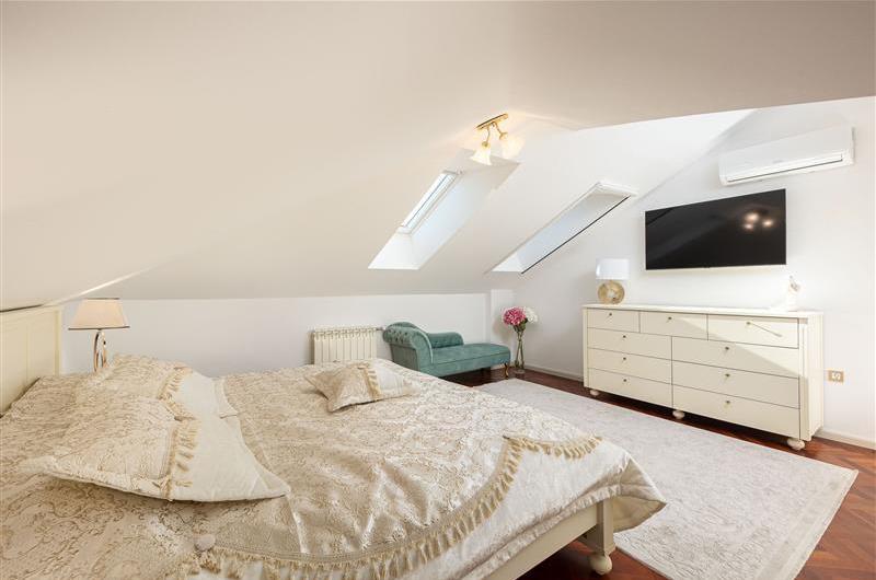 5 bedroom beachfront villa with pool on Ciova Island, Trogir, sleeps 12