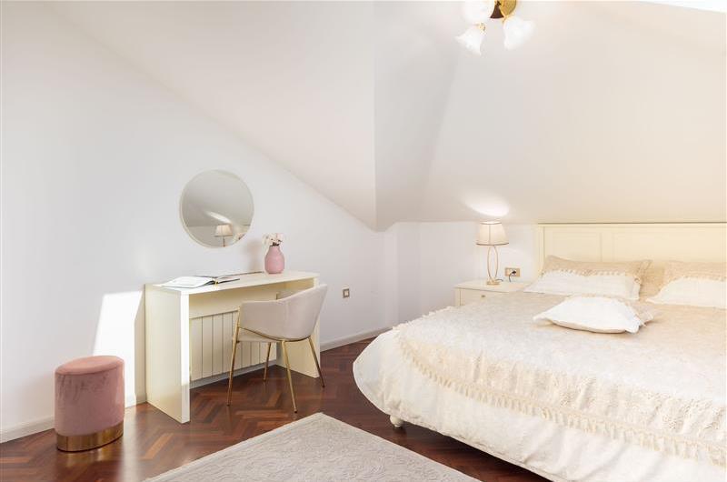 5 bedroom beachfront villa with pool on Ciova Island, Trogir, sleeps 12