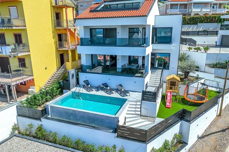 4 bedroom villa with infinity pool and sea views in Crikvencia, Rijeka, sleeps 8