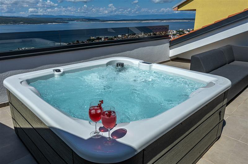 4 bedroom villa with infinity pool and sea views in Crikvencia, Rijeka, sleeps 8