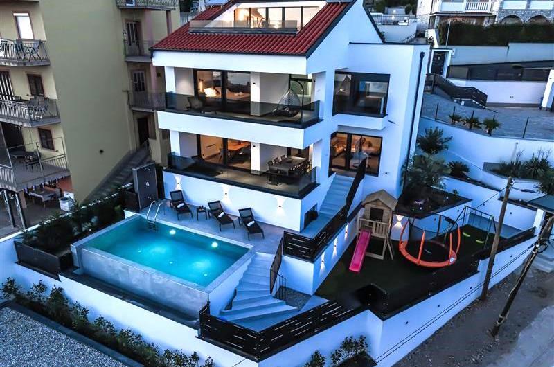 4 bedroom villa with infinity pool and sea views in Crikvencia, Rijeka, sleeps 8