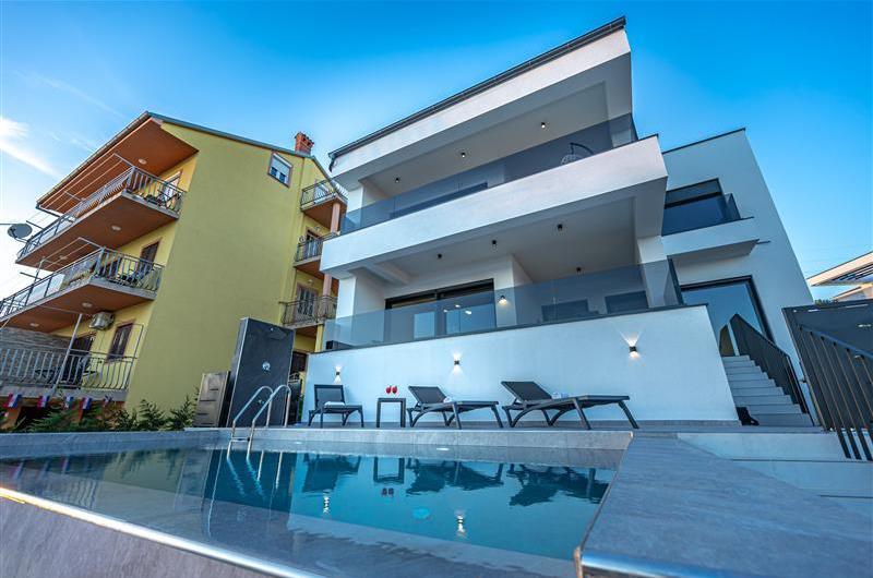 4 bedroom villa with infinity pool and sea views in Crikvencia, Rijeka, sleeps 8