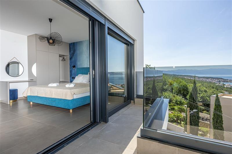 4 bedroom villa with infinity pool and sea views in Crikvencia, Rijeka, sleeps 8