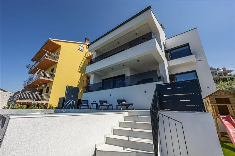 4 bedroom villa with infinity pool and sea views in Crikvencia, Rijeka, sleeps 8