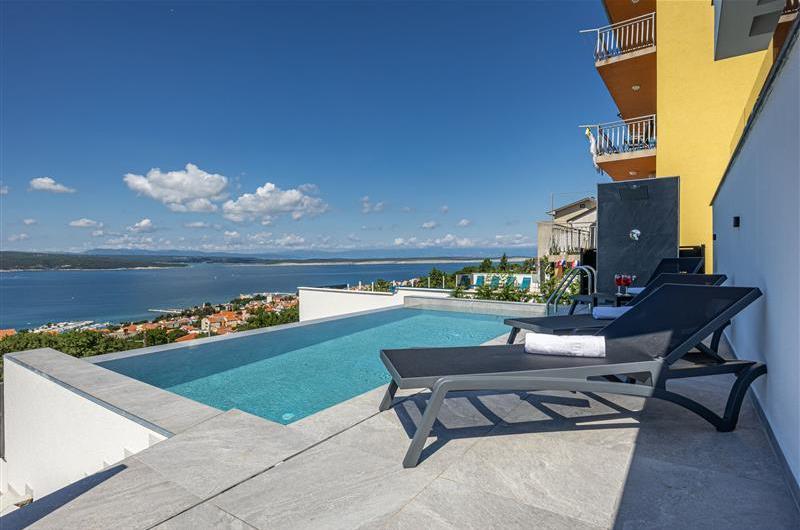 4 bedroom villa with infinity pool and sea views in Crikvencia, Rijeka, sleeps 8