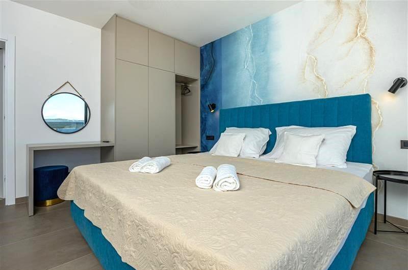 4 bedroom villa with infinity pool and sea views in Crikvencia, Rijeka, sleeps 8
