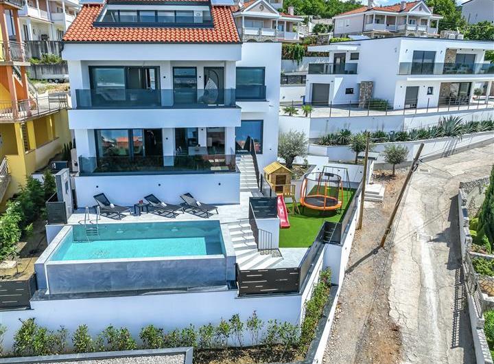 4 bedroom villa with infinity pool and sea views in Crikvencia, Rijeka, sleeps 8