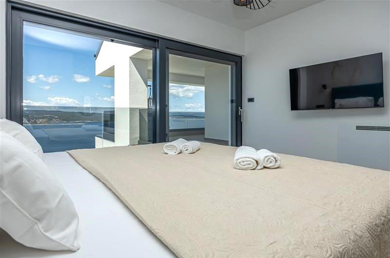 4 bedroom villa with infinity pool and sea views in Crikvencia, Rijeka, sleeps 8