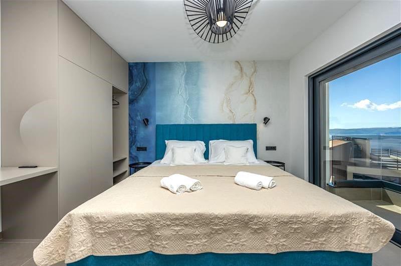 4 bedroom villa with infinity pool and sea views in Crikvencia, Rijeka, sleeps 8