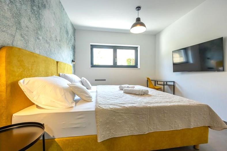 4 bedroom villa with infinity pool and sea views in Crikvencia, Rijeka, sleeps 8