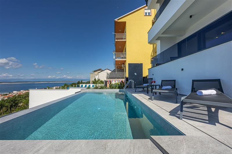 4 bedroom villa with infinity pool and sea views in Crikvencia, Rijeka, sleeps 8