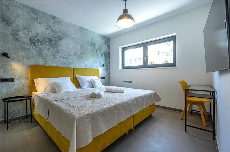 4 bedroom villa with infinity pool and sea views in Crikvencia, Rijeka, sleeps 8