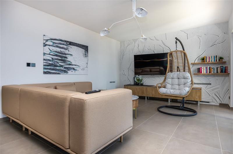 4 bedroom villa with infinity pool and sea views in Crikvencia, Rijeka, sleeps 8