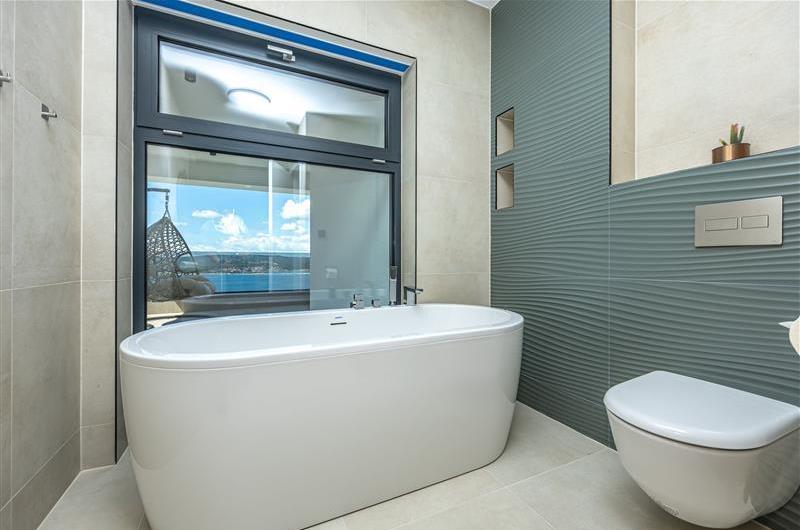 4 bedroom villa with infinity pool and sea views in Crikvencia, Rijeka, sleeps 8