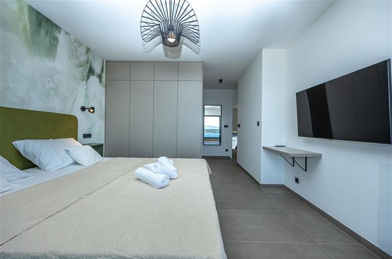 4 bedroom villa with infinity pool and sea views in Crikvencia, Rijeka, sleeps 8