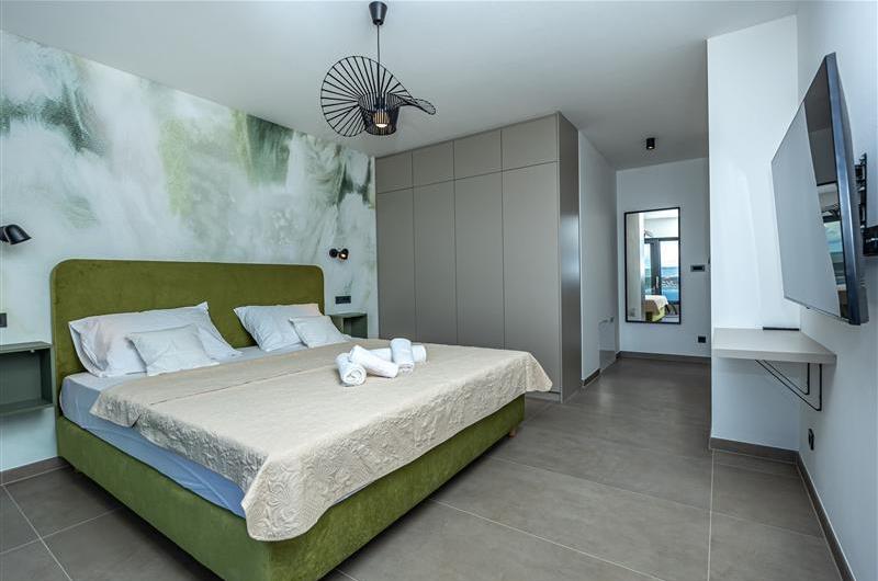4 bedroom villa with infinity pool and sea views in Crikvencia, Rijeka, sleeps 8