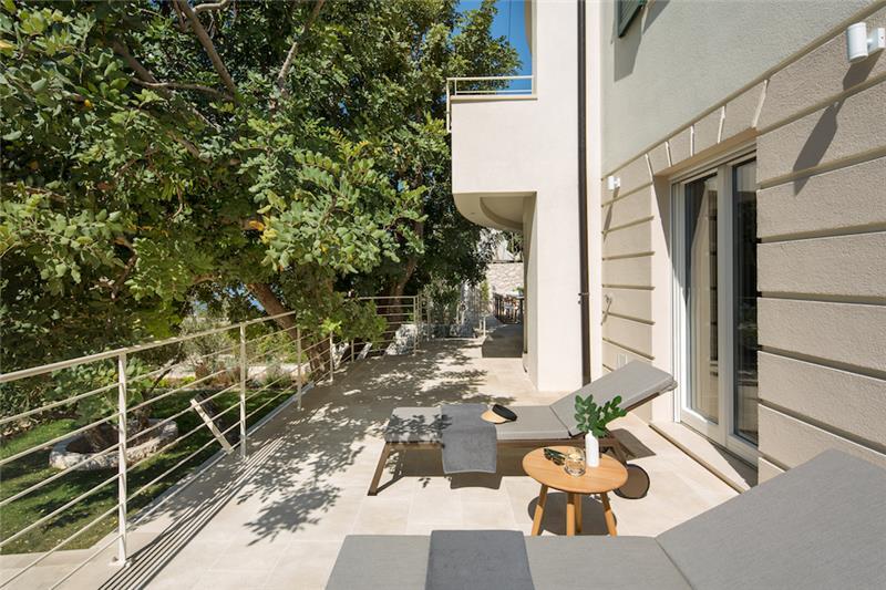 Beachfront villa in Hvar Town, photograph 8