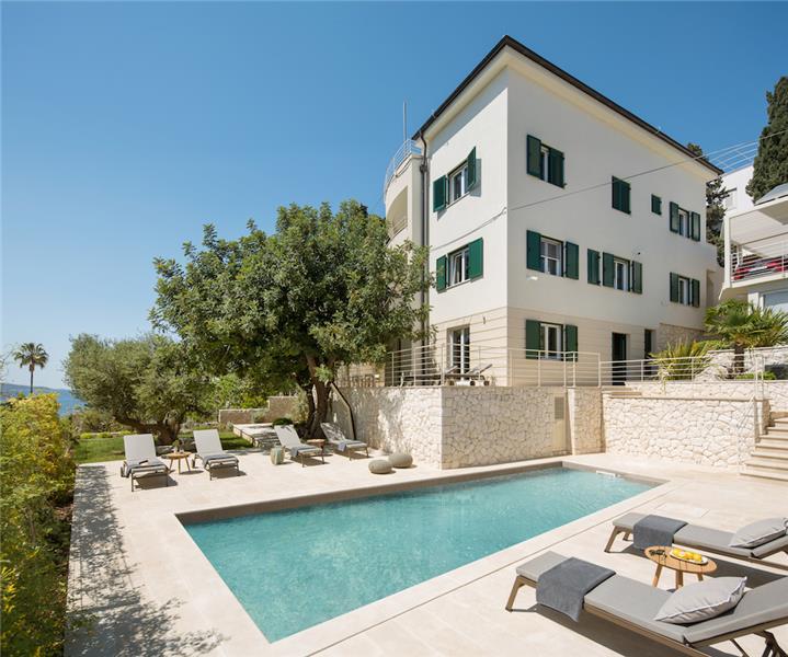 Beachfront villa in Hvar Town, photograph 3