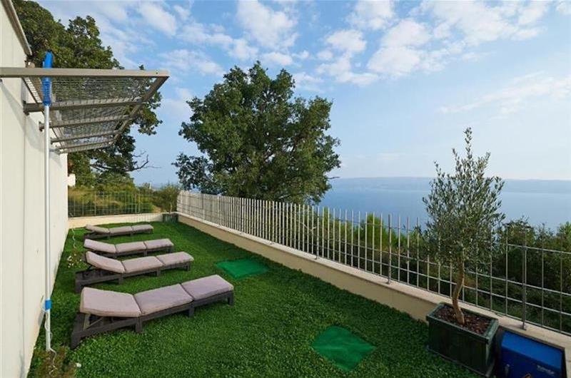 4 bedroom hilltop villa with pool near Jesenice, sleeps 8
