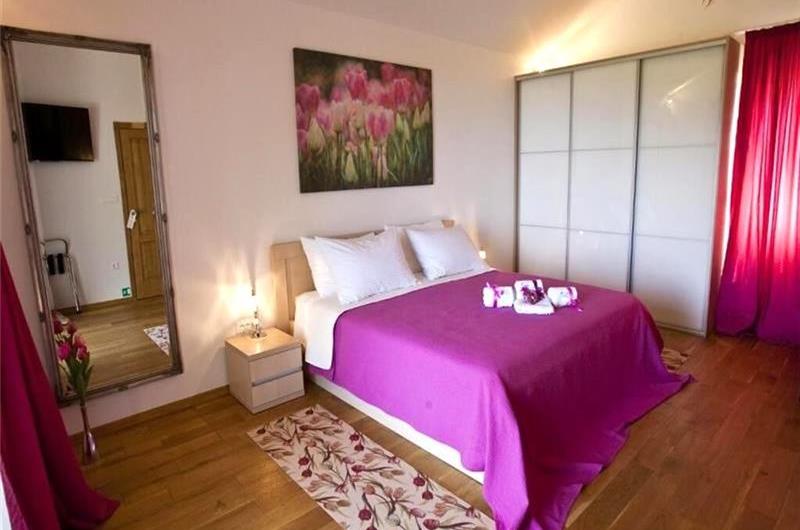 4 bedroom hilltop villa with pool near Jesenice, sleeps 8