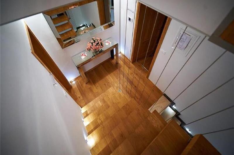 4 bedroom hilltop villa with pool near Jesenice, sleeps 8