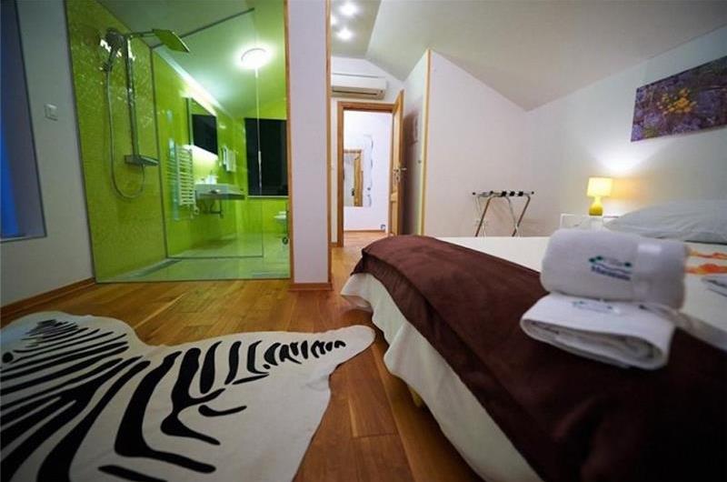 4 bedroom hilltop villa with pool near Jesenice, sleeps 8