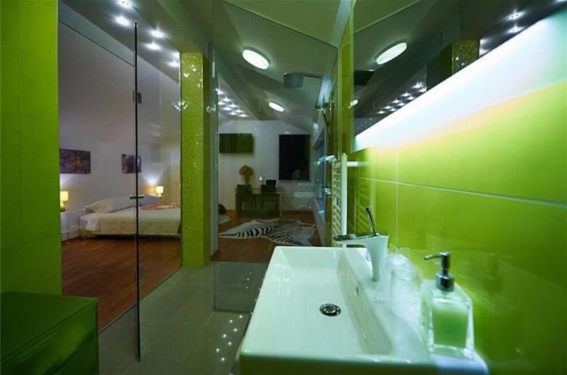4 bedroom hilltop villa with pool near Jesenice, sleeps 8