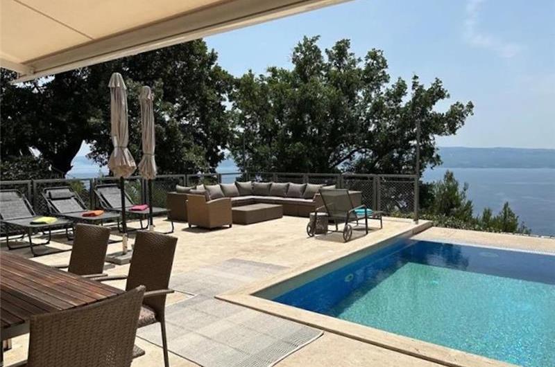 4 bedroom hilltop villa with pool near Jesenice, sleeps 8