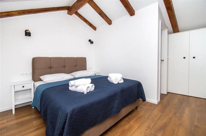2 bedroom villa with pool near Skradin, sleeps 5
