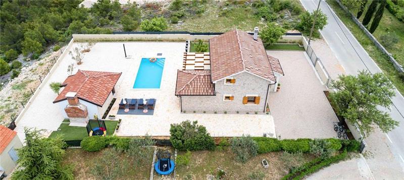 2 bedroom villa with pool near Skradin, sleeps 5