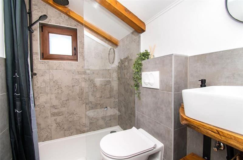 2 bedroom villa with pool near Skradin, sleeps 5