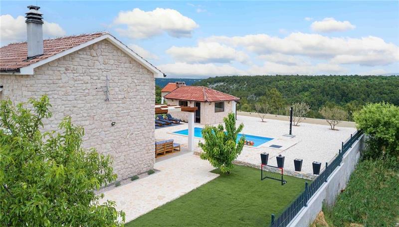 2 bedroom villa with pool near Skradin, sleeps 5