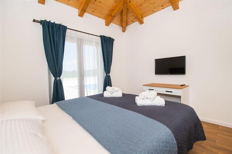 2 bedroom villa with pool near Skradin, sleeps 5