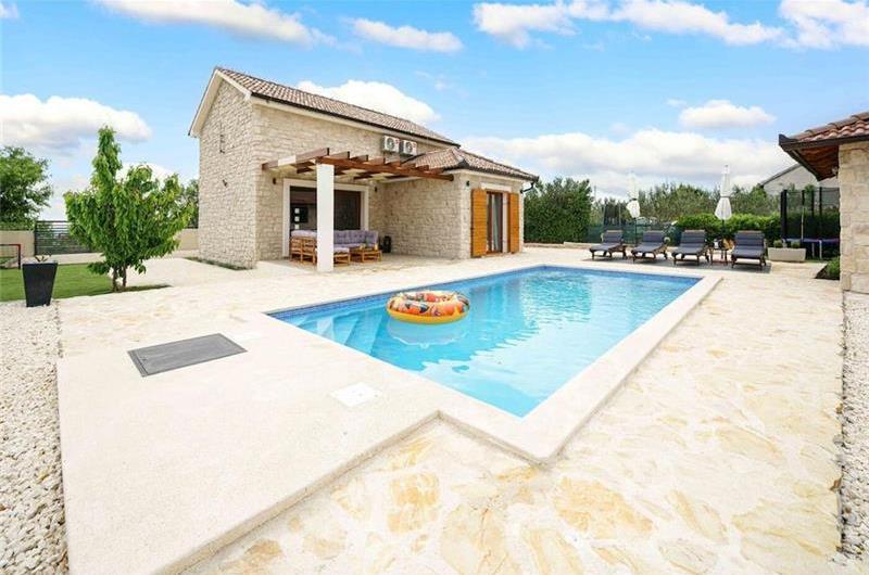 2 bedroom villa with pool near Skradin, sleeps 5