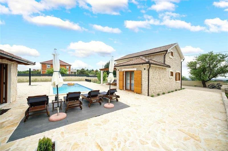 2 bedroom villa with pool near Skradin, sleeps 5