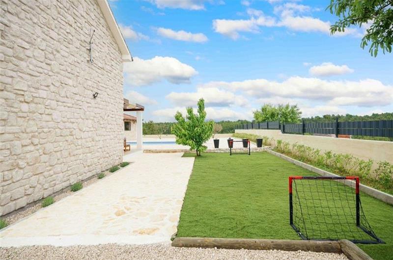 2 bedroom villa with pool near Skradin, sleeps 5