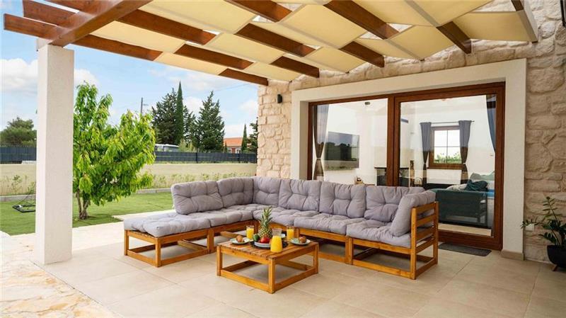 2 bedroom villa with pool near Skradin, sleeps 5