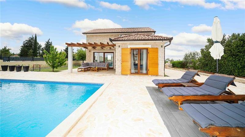 2 bedroom villa with pool near Skradin, sleeps 5