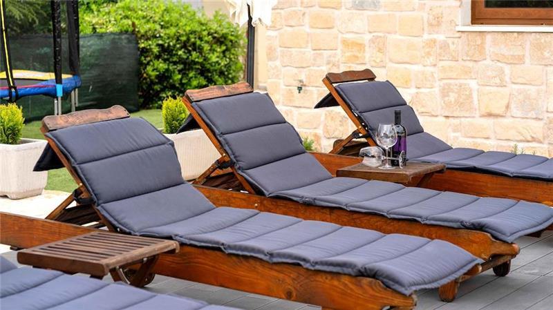 2 bedroom villa with pool near Skradin, sleeps 5
