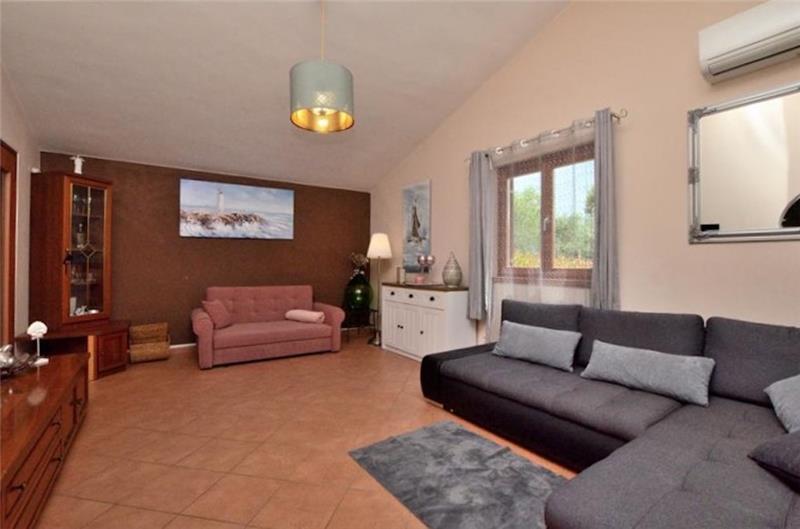3 bedroom villa with pool near Poreč, sleeps 6