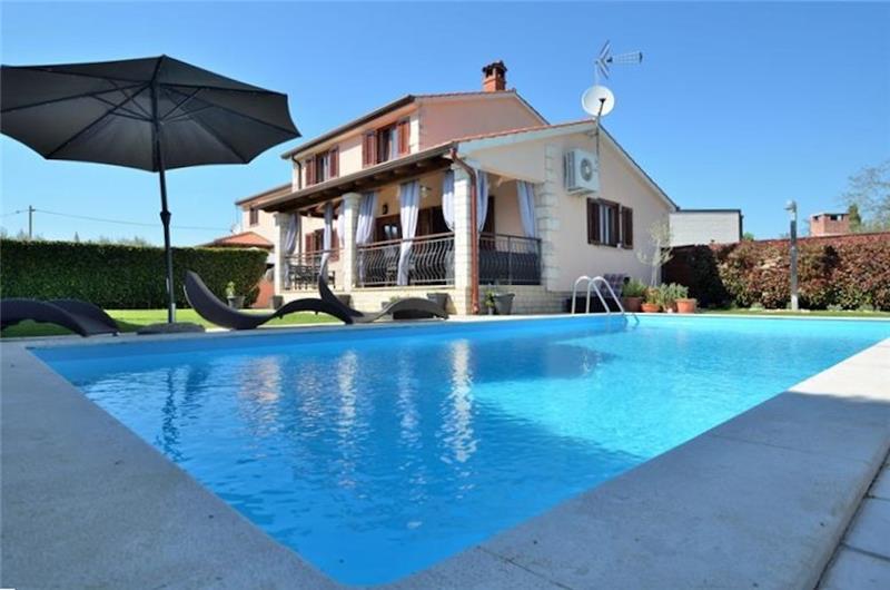 3 bedroom villa with pool near Poreč, sleeps 6