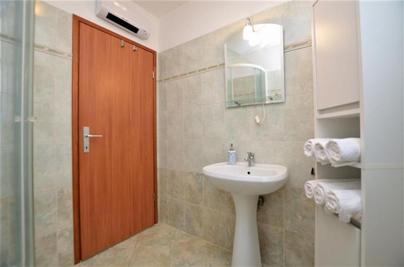 3 bedroom villa with pool near Poreč, sleeps 6