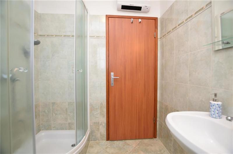3 bedroom villa with pool near Poreč, sleeps 6