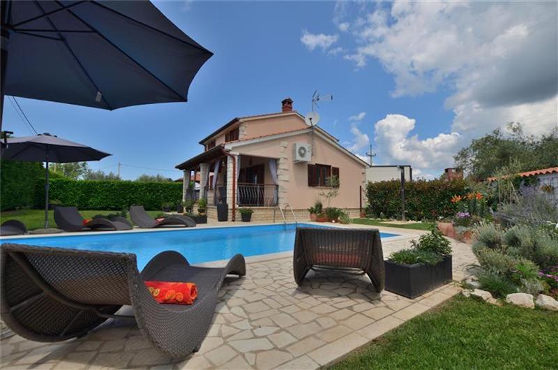 3 bedroom villa with pool near Poreč, sleeps 6